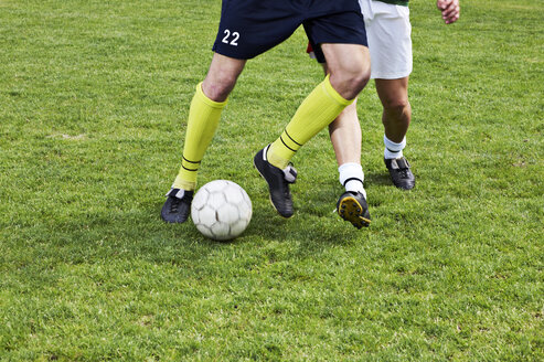 Zwei Fußballspieler auf dem Feld - STKF000660