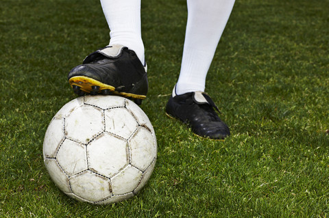 Beine eines Fußballspielers, Nahaufnahme, lizenzfreies Stockfoto