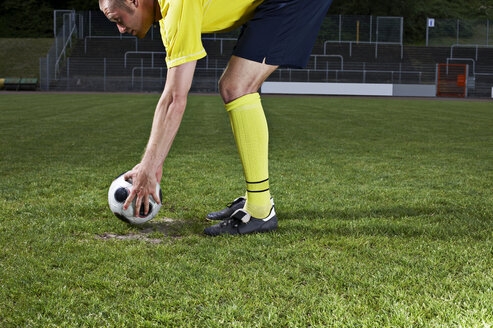 Fußballspieler legt den Ball auf den Elfmeterpunkt - STKF000662