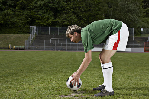 Fußballspieler legt den Ball auf den Elfmeterpunkt - STKF000671