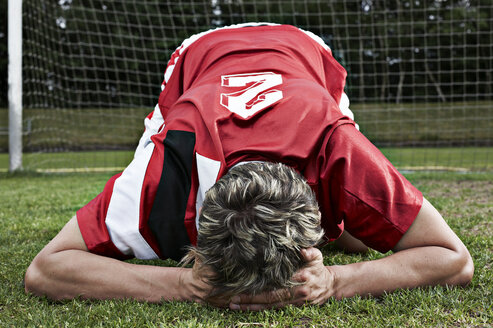 Frustrierter Fußballspieler auf dem Feld - STKF000538