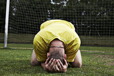 Frustrierter Fußballspieler auf dem Feld - STKF000675