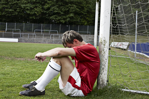 Frustrierter Fußballspieler auf dem Feld - STKF000672