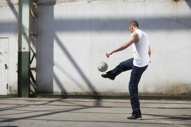 Mann spielt Straßenfußball - STKF000678