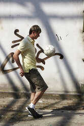Mann spielt Straßenfußball - STKF000680