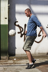 Mann spielt Straßenfußball - STKF000681