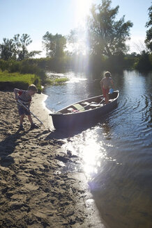 Germany, Brandenburg, Boys with paddle boat on Spree river - TKF000165