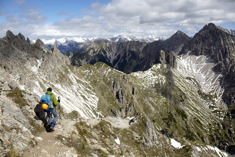 Österreich, Tirol, Karwendelgebirge, Bergsteiger in den Alpen, lizenzfreies Stockfoto