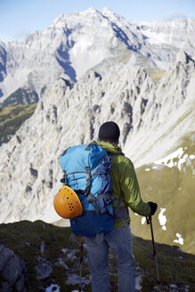 Österreich, Tirol, Karwendelgebirge, Wanderer in den Bergen - TKF000179