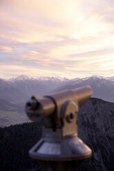 Österreich, Tryrol, Blick auf die Alpen mit Fernrohr im Vordergrund - TKF000183