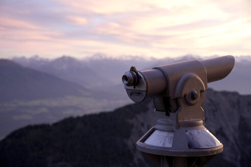 Österreich, Tryrol, Blick auf die Alpen mit Fernrohr im Vordergrund - TKF000218