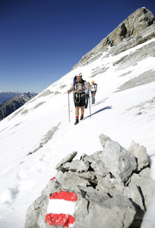 Österreich, Tirol, Karwendelgebirge, Bergsteiger überqueren Schneefeld - TKF000185