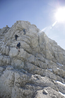 Österreich, Tirol, Karwendelgebirge, Bergsteiger klettern Felswand - TKF000188