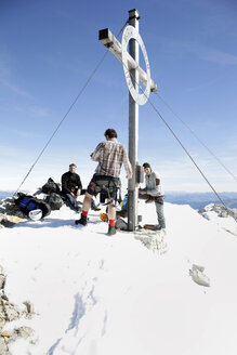 Österreich, Tirol, Karwendelgebirge, Bergsteiger am Gipfel - TKF000219