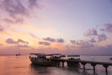 Malediven, Vertäute Boote am Steg - AM001175