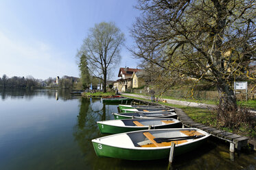 Deutschland, Oberbayern, Wessling, Boote am Wesslinger See - LB000410