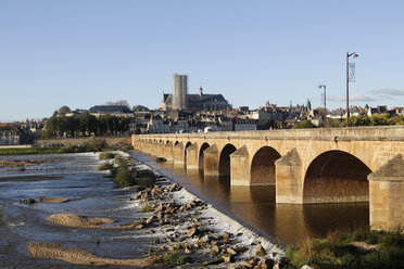 Frankreich, Burgund, Loire-Brücke in Nevers - DHL000184