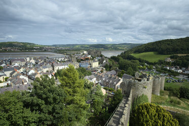 UK, Wales, Conwy, Blick von der historischen Stadtmauer auf Altstadt und Burg - EL000611