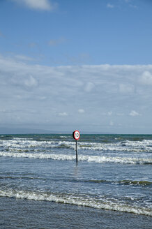 UK, Wales, Morfa Bychan, Straßenschild im Meer überflutet - ELF000612