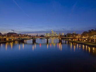 Deutschland, Hessen, Frankfurt am Main, Bankenviertel, Ignatz-Bubis-Brücke, Skyline am Abend - AM001199