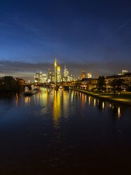 Deutschland, Hessen, Frankfurt am Main, Bankenviertel, Ignatz-Bubis-Brücke, Skyline am Abend - AM001202