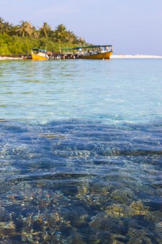 Malediven, Süd-Male-Atoll, Embudu, Boote vor der Insel, lizenzfreies Stockfoto