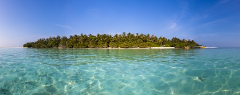 Malediven, Süd-Male-Atoll, Embudu, Boote vor der Insel, lizenzfreies Stockfoto