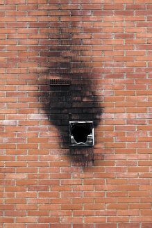 Spanien, Eingebranntes Fenster in einer Backsteinmauer - JMF000249
