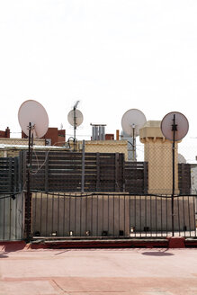 Spanien, Barcelona, Satellitenschüsseln auf dem Dach - JMF000259