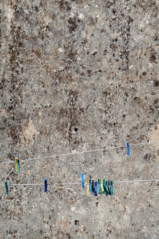 Spanien, Wäscheklammern vor der Wand, lizenzfreies Stockfoto