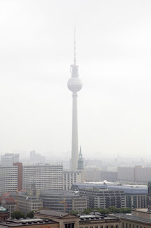 Deutschland, Berlin, Dachansicht mit Fernsehturm - JMF000263