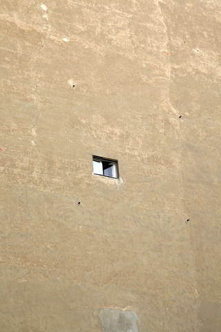 Deutschland, Berlin, Kleines Fenster in der Mauer, lizenzfreies Stockfoto