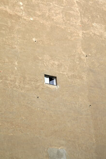 Deutschland, Berlin, Kleines Fenster in der Mauer - JMF000265