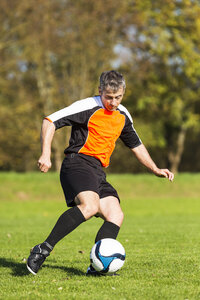 Fußballspieler mit Ball auf dem Feld - STSF000217