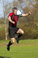 Fußballspieler mit Ball auf dem Feld - STSF000215