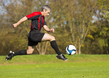 Fußballspieler mit Ball auf dem Feld - STSF000214