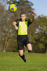 Fußballspieler mit Ball auf dem Feld - STSF000212