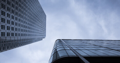 UK, London, Docklands, extreme Froschperspektive auf Fassaden im Finanzviertel - DISF000181