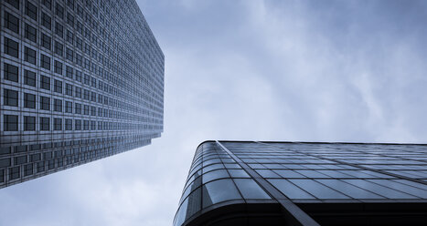 UK, London, Docklands, extreme worms eye view of facades at financal district - DISF000181