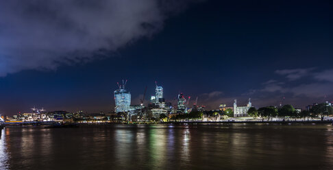 UK, London, Blick auf beleuchtete Skyline - DISF000173