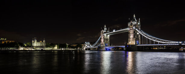 UK, London, Blick auf die beleuchtete Tower Bridge bei Nacht - DISF000172