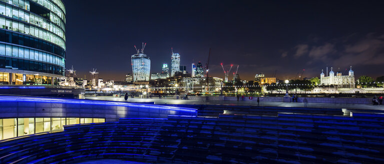 UK, London, Blick auf die beleuchtete Skyline bei Nacht - DISF000169