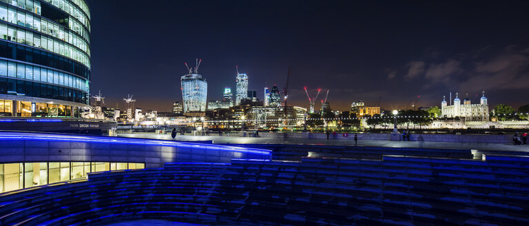 UK, London, view to illuminated skyline at night - DISF000169