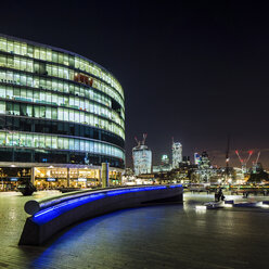 UK, London, Blick auf das Rathaus und die beleuchteten Wolkenkratzer The Pint und Leadenhall Building - DISF000168