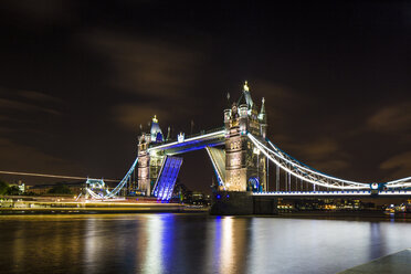 UK, London, Blick auf die beleuchtete Tower Bridge bei Nacht - DISF000164
