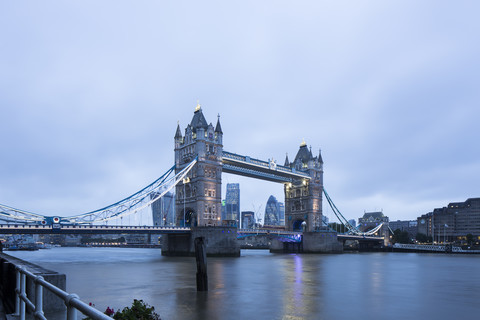 UK, London, Blick auf die Tower Bridge, lizenzfreies Stockfoto