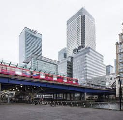 UK, London, Docklands, Docklands Light Railway im Finanzviertel - DISF000160