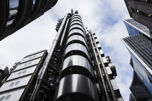 UK, London, Blick aus der Froschperspektive auf das Lloyds-Gebäude - DISF000190