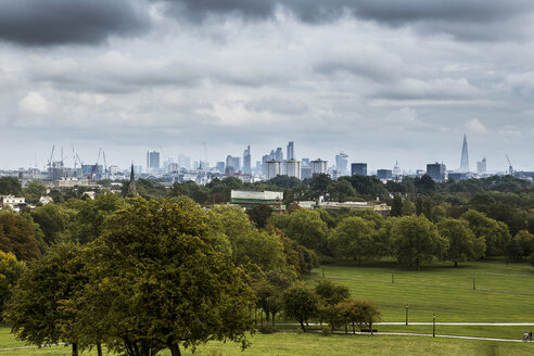 UK, London, Docklands, Blick auf Skyline - DISF000191