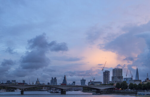 Großbritannien, London, Docklands, Blick auf die Skyline in der Abenddämmerung - DISF000192